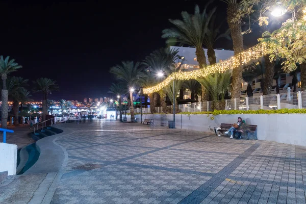 Teil an der Strandpromenade am Strand von Hananya bei Nacht. — Stockfoto