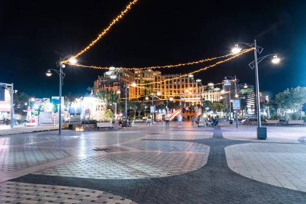 Geceleri Boardwalk Hananya Plajı'nda. Eilat İsrail bir ünlü turizm tesisi ve eğlence şehridir. — Stok fotoğraf