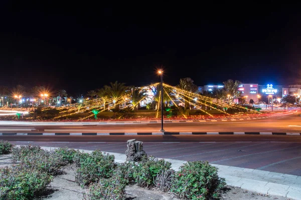 Vista noturna da rotunda em Eilat . — Fotografia de Stock