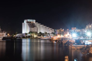 Geceleri otel Isrotel King Solomon ve Eilat marina.