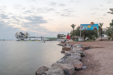Deniz kıyısı ile dalış merkezi Eilat kulüpte Custo görünümünü.