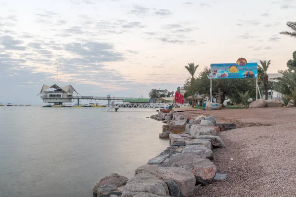 View of seashore with diving center Custo Club in Eilat. — Stock Photo, Image