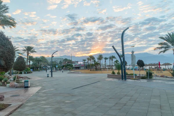 Sunrise view at central beach in Eilat town. Eilat is famous resort and recreation city on Red Sea. — Stock Photo, Image