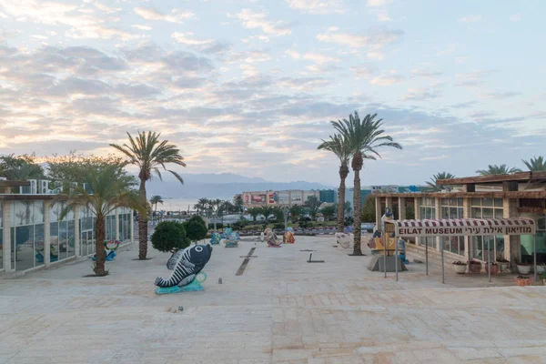 Sunrise view of Eilat town from Gan Binyamin Central Park. — Stock Photo, Image