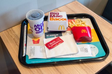 Patates kızartması ve Coca-Cola ile McDonald büyük Mac pastırma menü.