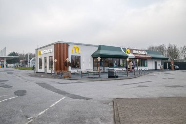 McDonald's fast food Restoran sürücü ile.