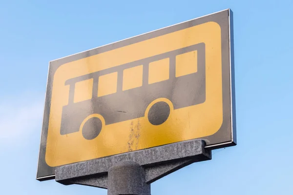 Значок автобуса на автобусной остановке в городе Зондерборг . — стоковое фото