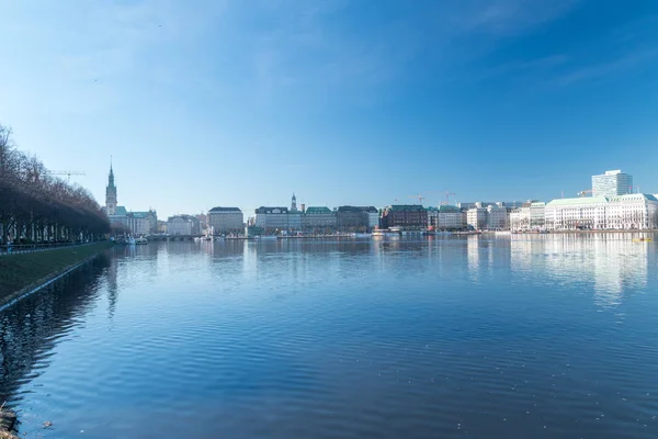 Bella vista sul lago Binnenalster nel centro della città di Amburgo, Germania . — Foto Stock