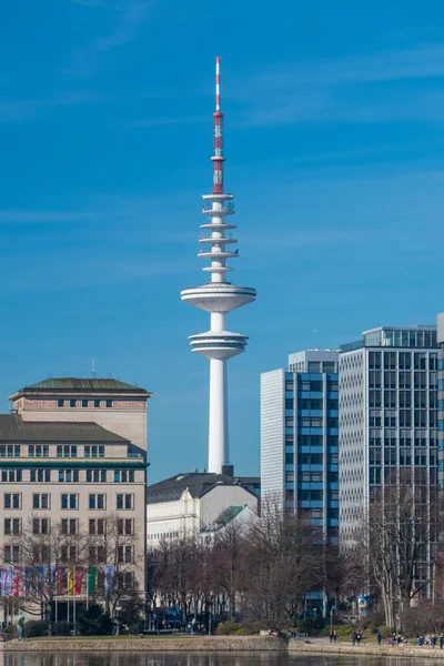 Torre Heinrich Hertz (en alemán: Heinrich-Hertz-Turm) torre de radiotelecomunicación en la ciudad de Hamburgo . — Foto de Stock