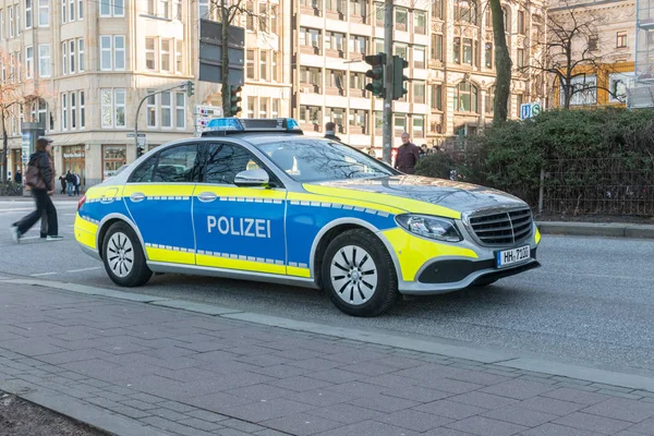 德国 Polizei 警车梅赛德斯-奔驰在汉堡. — 图库照片