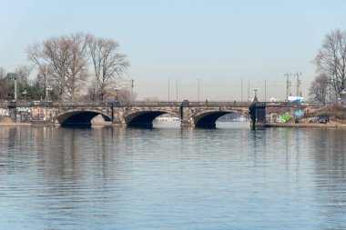 Hamburg Alster Nehri üzerinde köprü görünümü.
