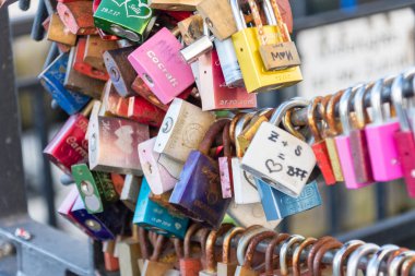 Köprüde çok fazla aşk kilidi var..