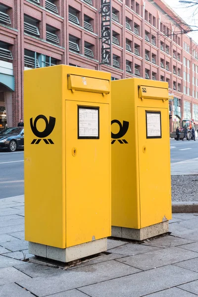 Buzón amarillo Deutsche Post . —  Fotos de Stock