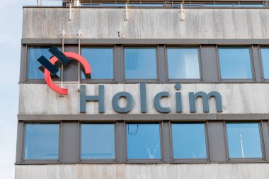 Hamburg, Almanya - 15 Şubat 2019: Logo ve Holcim iz.