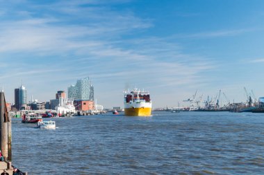 Nehir Elbe Grande Luanda kargo gemisi ile.