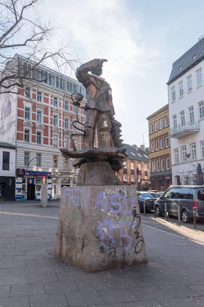 Estatua de Hans-Albers-Denkmal. Hans Albers Memorial en el distrito de St. Pauli de Hamburgo . — Foto de Stock