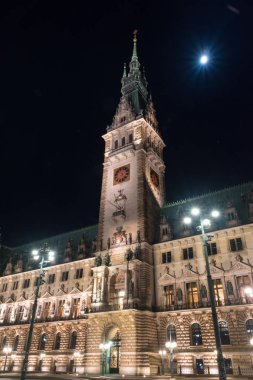 City Hall Hamburg Saat Kulesi (hamburger Rathaus) gece Rathausmarkt bulunan.