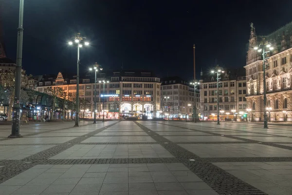 Plaza de Rathausmarkt (que significa Mercado del Ayuntamiento) por la noche . — Foto de Stock