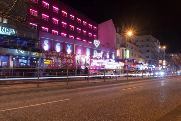 Růžový palác na ulici Reeperbahn v červené světelné čtvrti Hamburku. — Stock fotografie