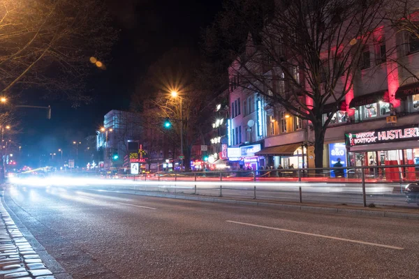 Noční pohled na ulici Reeperbahn v červeném světle v okrese Hamburg. — Stock fotografie