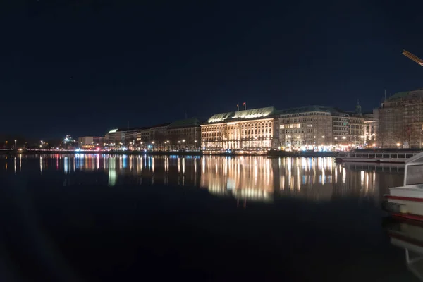 Lago Binnenalster por la noche . — Foto de Stock