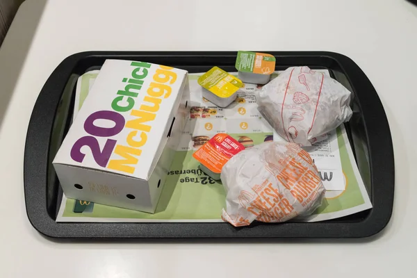 20 krabička z 20 kuřat McNuggets, cheeseburger a pizza Mac. — Stock fotografie