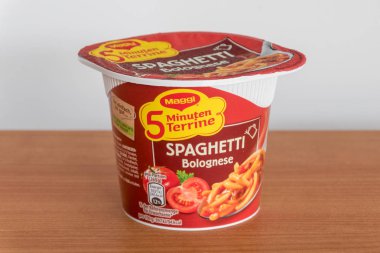 Maggi 5 Minuten Terrine instant spaghetti Bolognese.