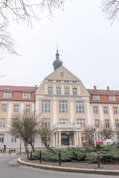 Das historische Gebäude 1 der Medizinischen Universität des Danziger Krankenhauses am trüben Tag. — Stockfoto