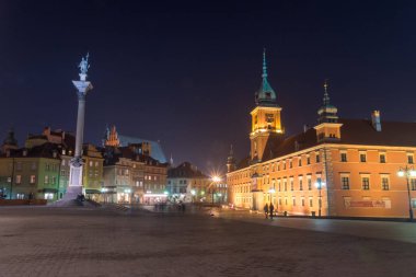 Royal Castle ve Sigismund 's Column gece Varşova eski kenti 'nde.