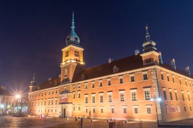 Gece Varşova eski kent Kraliyet Kalesi.