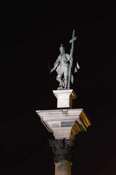 El rey Segismundo III Vasa en la parte superior de la columna de Segismundo en el casco antiguo de Varsovia por la noche . — Foto de Stock