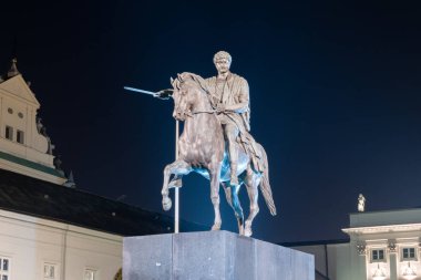 Gece Cumhurbaşkanlığı Sarayı avlusunda Prens Jozef Poniatowski Anıtı.