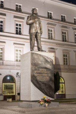 Monument Başkanı Lech Kaczynski kim Smolensk Hava kazasında öldü.