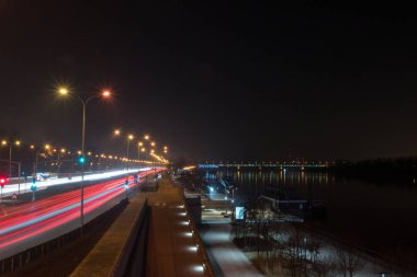 Gece Slasko-Dabrowski Köprüsü yakınında vistulan Jan Karski Bulvarı.