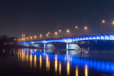 Slasko-Dabrowski Köprüsü üzerinde Vistula Nehri gece Varşova, P