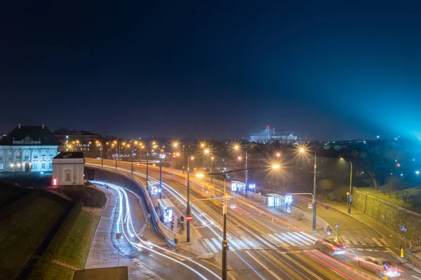 Pejzaż miejski Warszawy z trasą W-Z widok ze starego miasta nocą. — Zdjęcie stockowe