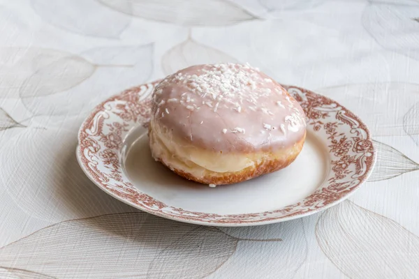传统的波兰甜甜圈被称为帕切克。带糖霜的帕克泽克 — 图库照片