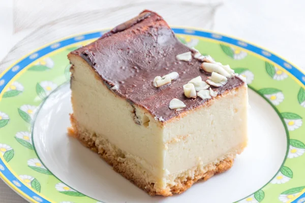 Fetta di cheesecake con cioccolato in cima . — Foto Stock