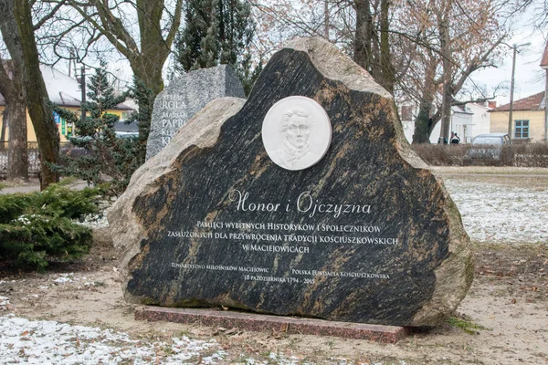 Кам'яна пам'ять видатних істориків і волонтерів заслуговує на відновлення традиції Костюшка в Maciejowice. — стокове фото