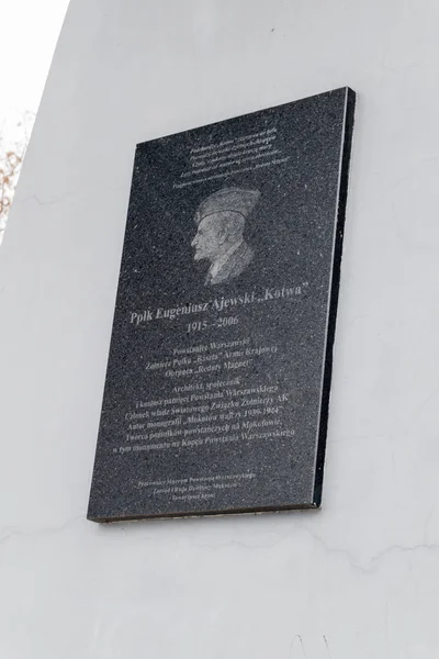 Placa comemorativa de Eugeniusz Ajewski conhecida como Kotwica com nome subterrâneo Andrzej Morski . — Fotografia de Stock
