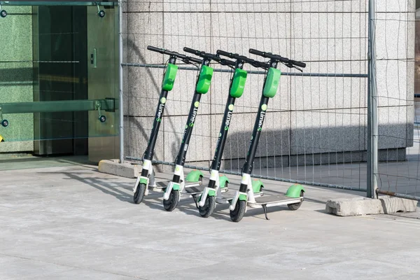 Lime Scooters mengantri di stasiun metro Centrum Nauki Kopernik . — Stok Foto