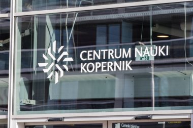 Lehçe dil Centrum Nauki Kopernik (Ingilizce: Copernicus Bilim Merkezi) oturum açın. Varşova Copernicus bilim merkezi girişinde oturum.
