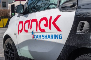Logo ve Panek işareti. Panek Kiralık Araba şirketi.