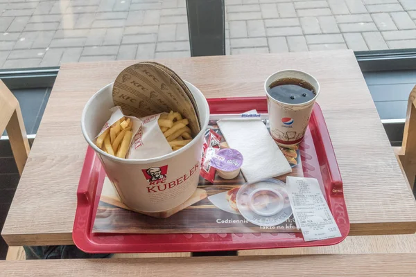 Kbelík klasického KFC a Pepsi pro pití. — Stock fotografie