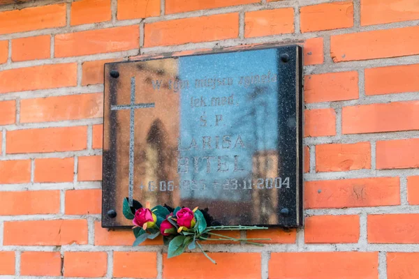 Placa comemorando o local da morte da médica Larisa Bitel . — Fotografia de Stock