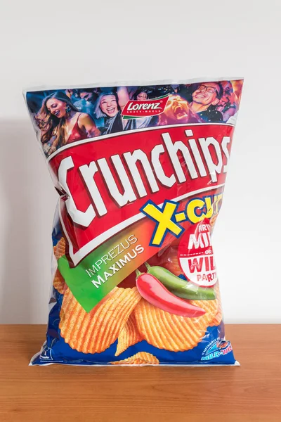 Confezione di Lorenz Crunchips x-cut. Peperoncini di patate aromatizzati . — Foto Stock