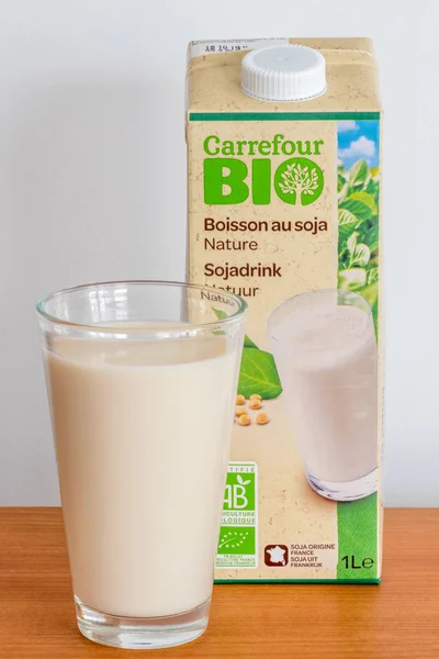 Стекло и коробка биосоевого молока Carrefour . — стоковое фото
