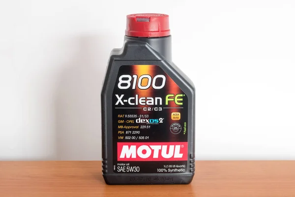 Kunststoffflasche Motoröl motul 8100 x-clean fe c2 / c3 5w30. — Stockfoto