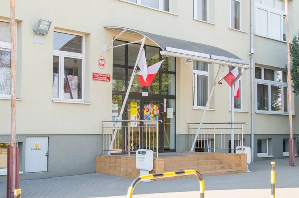 Entré till grundskolan nr 3 i Pruszcz Gdanski under Lärarstrejken. — Stockfoto