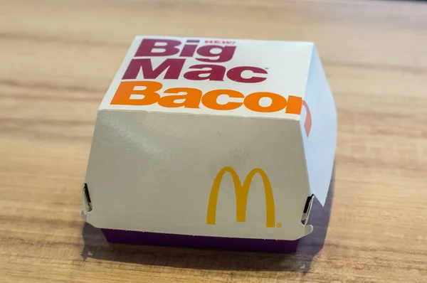 Mcdonald's Big Mac Bacon sandwich doos. — Stockfoto